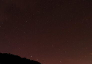 Заради силна магнитна буря: Полярно сияние озари небето над Смолян (ВИДЕО)