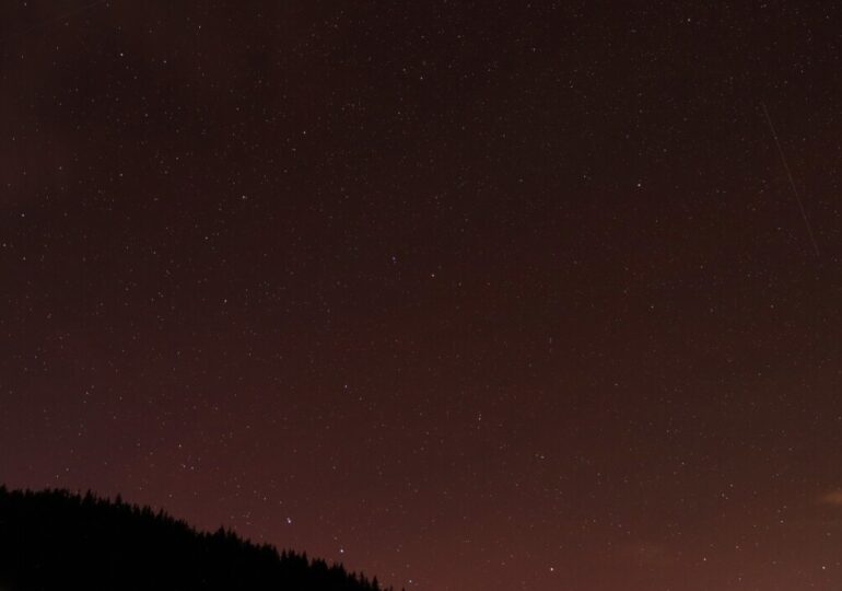 Заради силна магнитна буря: Полярно сияние озари небето над Смолян (ВИДЕО)