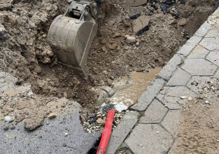 Голяма авария на водопровод остави част от "Тракия" без вода (СНИМКИ)