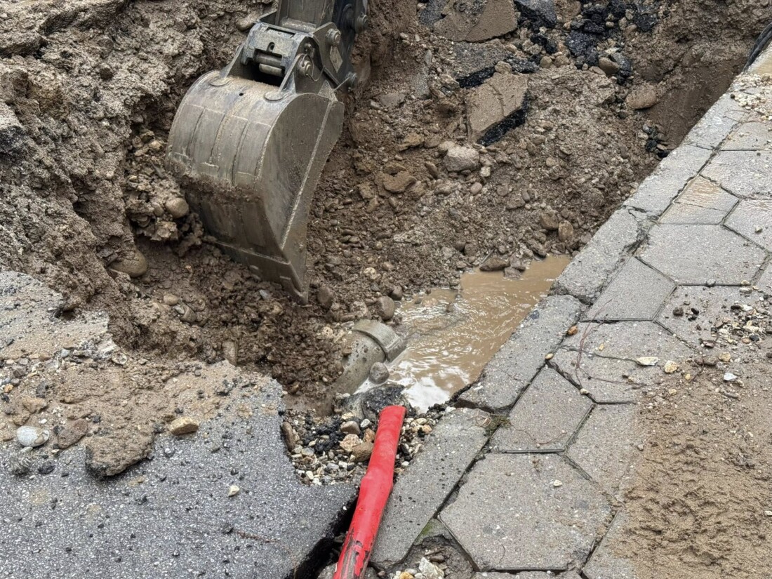 Голяма авария на водопровод остави част от „Тракия“ без вода (СНИМКИ)