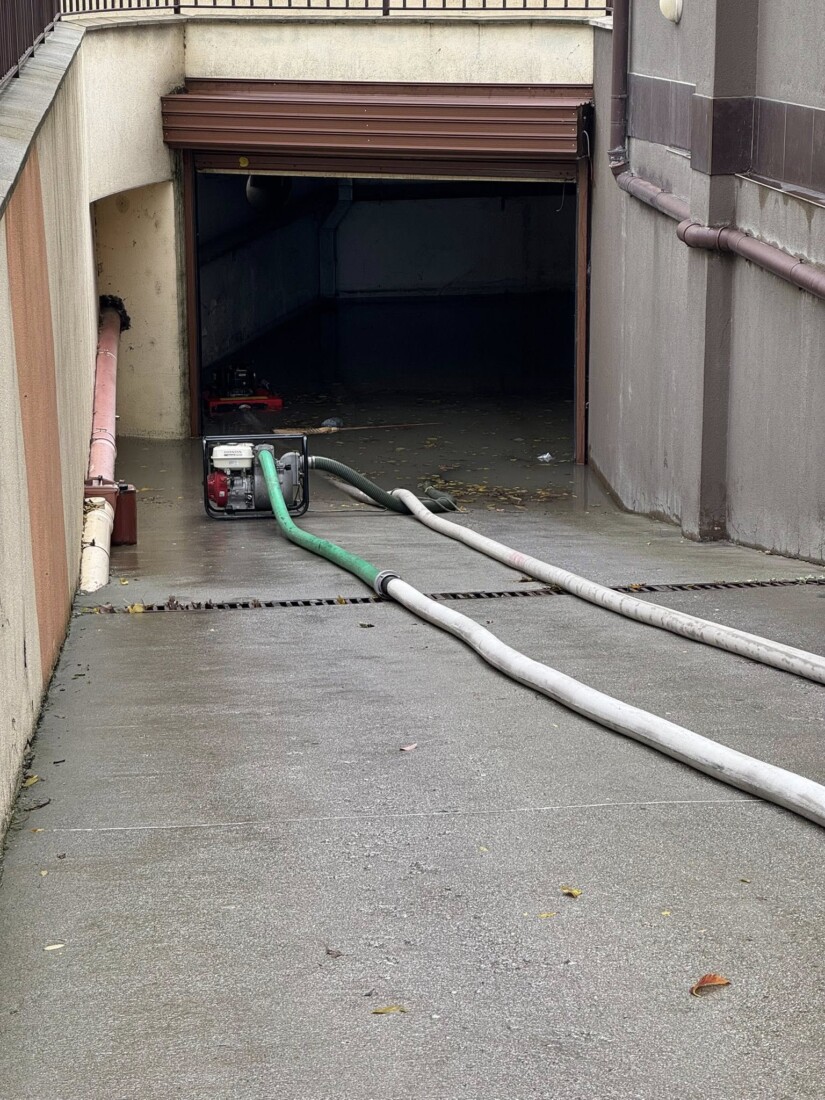 Голяма авария на водопровод остави част от "Тракия" без вода (СНИМКИ) 3 Голяма авария на водопровод остави част от "Тракия" без вода (СНИМКИ)