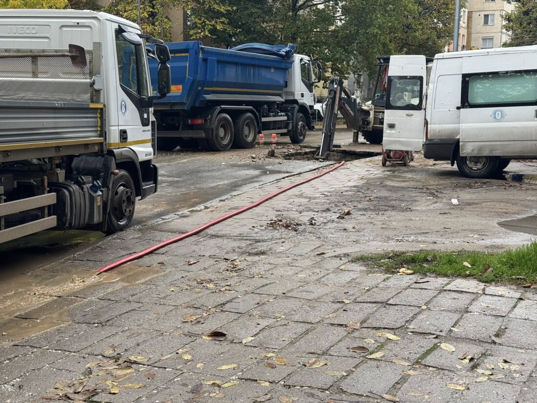 Голяма авария на водопровод остави част от "Тракия" без вода (СНИМКИ) 2 Голяма авария на водопровод остави част от "Тракия" без вода (СНИМКИ)