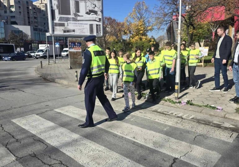 "Безопасно до училище": Открит урок по безопасност на движението в "Тракия" (СНИМКИ) 5 "Безопасно до училище": Открит урок по безопасност на движението в "Тракия" (СНИМКИ)