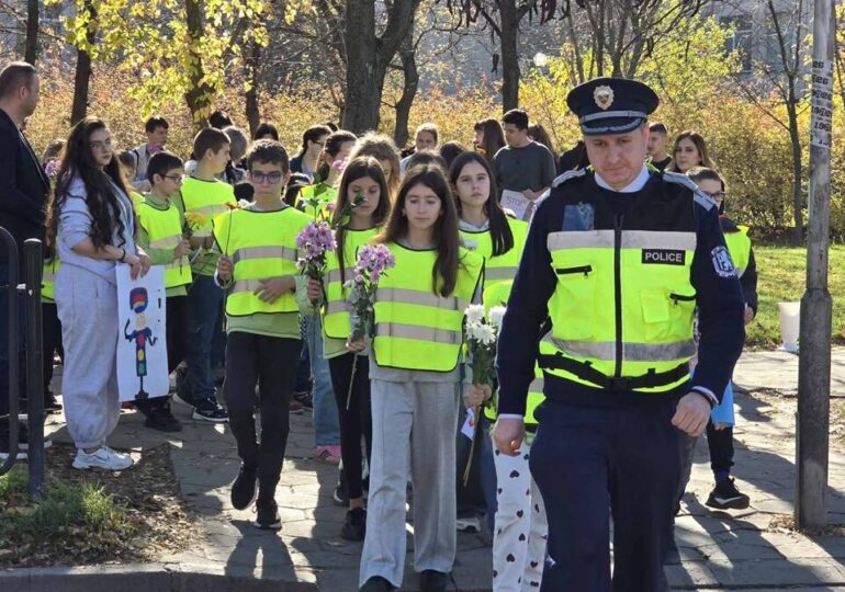 "Безопасно до училище": Открит урок по безопасност на движението в "Тракия" (СНИМКИ) 4 "Безопасно до училище": Открит урок по безопасност на движението в "Тракия" (СНИМКИ)