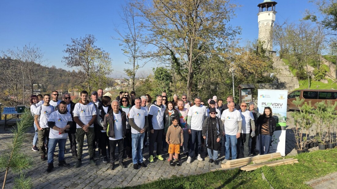 Район "Централен" и "Бизнесът за Пловдив" в обща мисия: 100 нови дръвчета на Сахат тепе (СНИМКИ и ВИДЕО) 1 Район "Централен" и "Бизнесът за Пловдив" в обща мисия: 100 нови дръвчета на Сахат тепе (СНИМКИ и ВИДЕО)