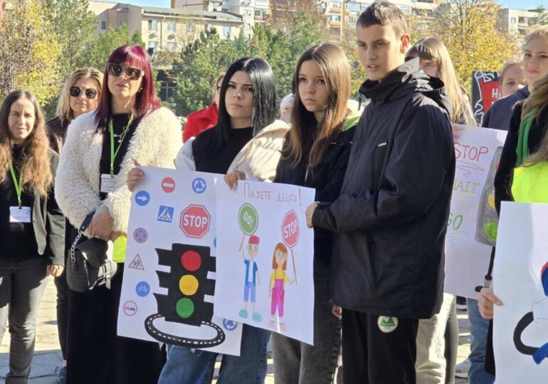 "Безопасно до училище": Открит урок по безопасност на движението в "Тракия" (СНИМКИ) 2 "Безопасно до училище": Открит урок по безопасност на движението в "Тракия" (СНИМКИ)