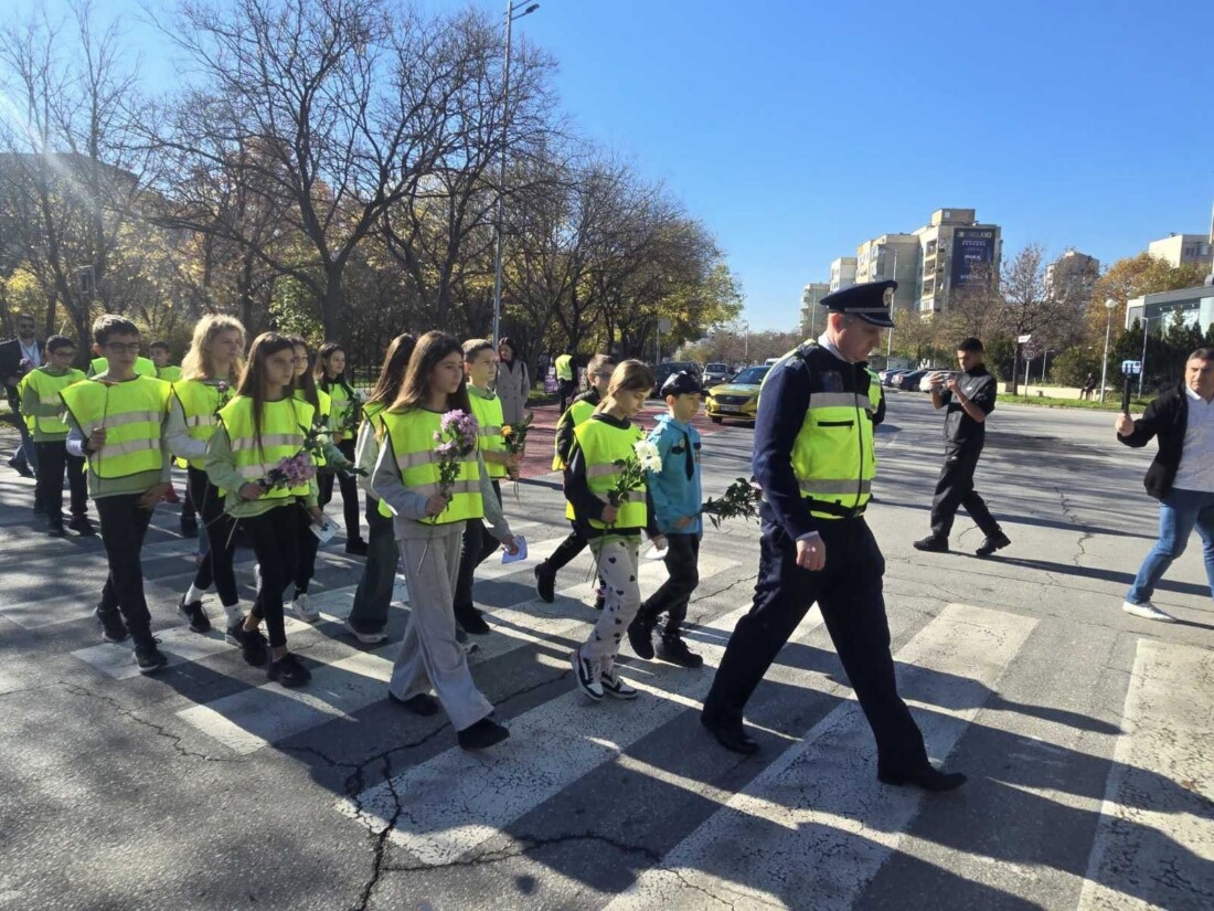 "Безопасно до училище": Открит урок по безопасност на движението в "Тракия" (СНИМКИ) 1 "Безопасно до училище": Открит урок по безопасност на движението в "Тракия" (СНИМКИ)
