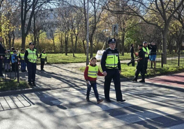 "Безопасно до училище": Открит урок по безопасност на движението в "Тракия" (СНИМКИ) 3 "Безопасно до училище": Открит урок по безопасност на движението в "Тракия" (СНИМКИ)