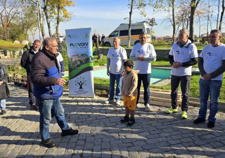 Район "Централен" и "Бизнесът за Пловдив" в обща мисия: 100 нови дръвчета на Сахат тепе (СНИМКИ и ВИДЕО) 5 Район "Централен" и "Бизнесът за Пловдив" в обща мисия: 100 нови дръвчета на Сахат тепе (СНИМКИ и ВИДЕО)