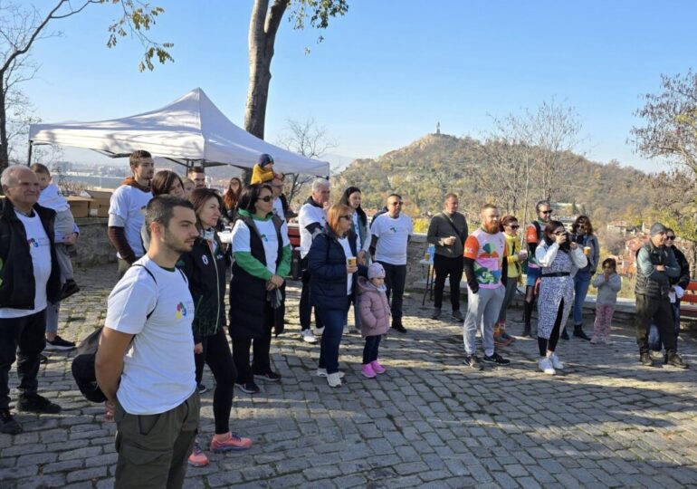 Район "Централен" и "Бизнесът за Пловдив" в обща мисия: 100 нови дръвчета на Сахат тепе (СНИМКИ и ВИДЕО) 8 Район "Централен" и "Бизнесът за Пловдив" в обща мисия: 100 нови дръвчета на Сахат тепе (СНИМКИ и ВИДЕО)