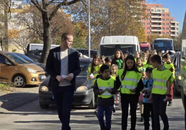 "Безопасно до училище": Открит урок по безопасност на движението в "Тракия" (СНИМКИ)