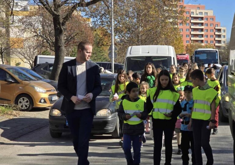 "Безопасно до училище": Открит урок по безопасност на движението в "Тракия" (СНИМКИ)