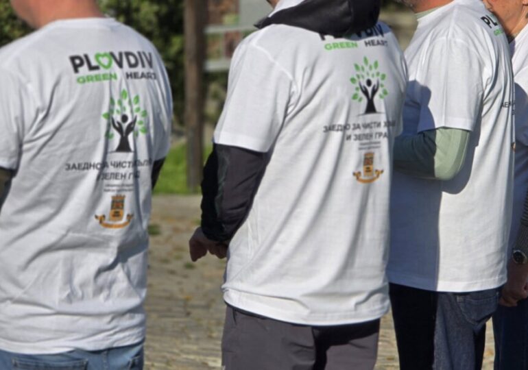 Район "Централен" и "Бизнесът за Пловдив" в обща мисия: 100 нови дръвчета на Сахат тепе (СНИМКИ и ВИДЕО) 9 Район "Централен" и "Бизнесът за Пловдив" в обща мисия: 100 нови дръвчета на Сахат тепе (СНИМКИ и ВИДЕО)