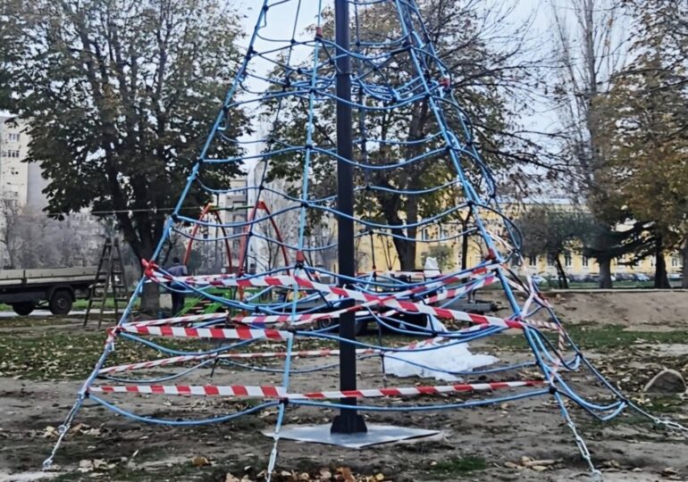 Започна изграждането на въжено съоръжение в Градския парк, от община Асеновград с апел към жителите