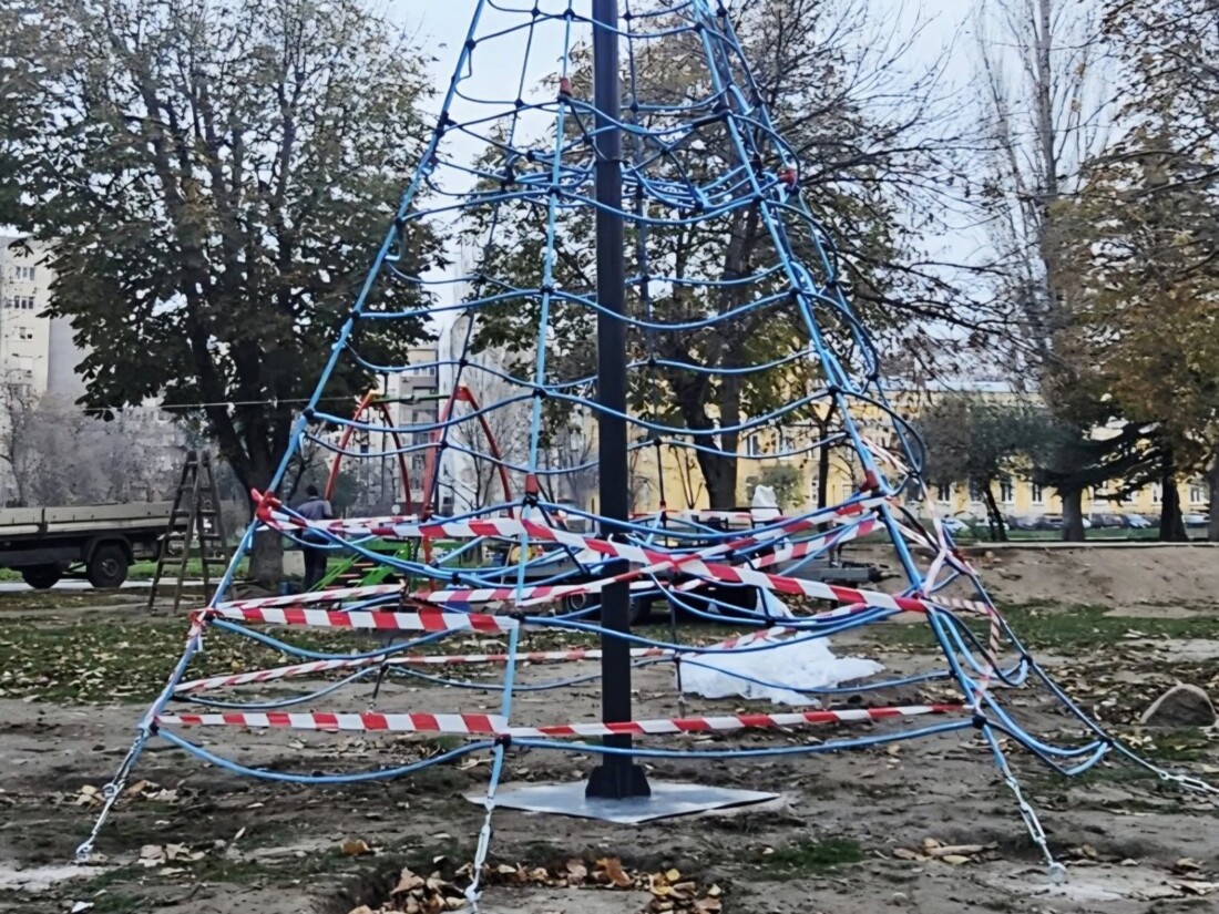 Започна изграждането на въжено съоръжение в Градския парк, от община Асеновград с апел към жителите