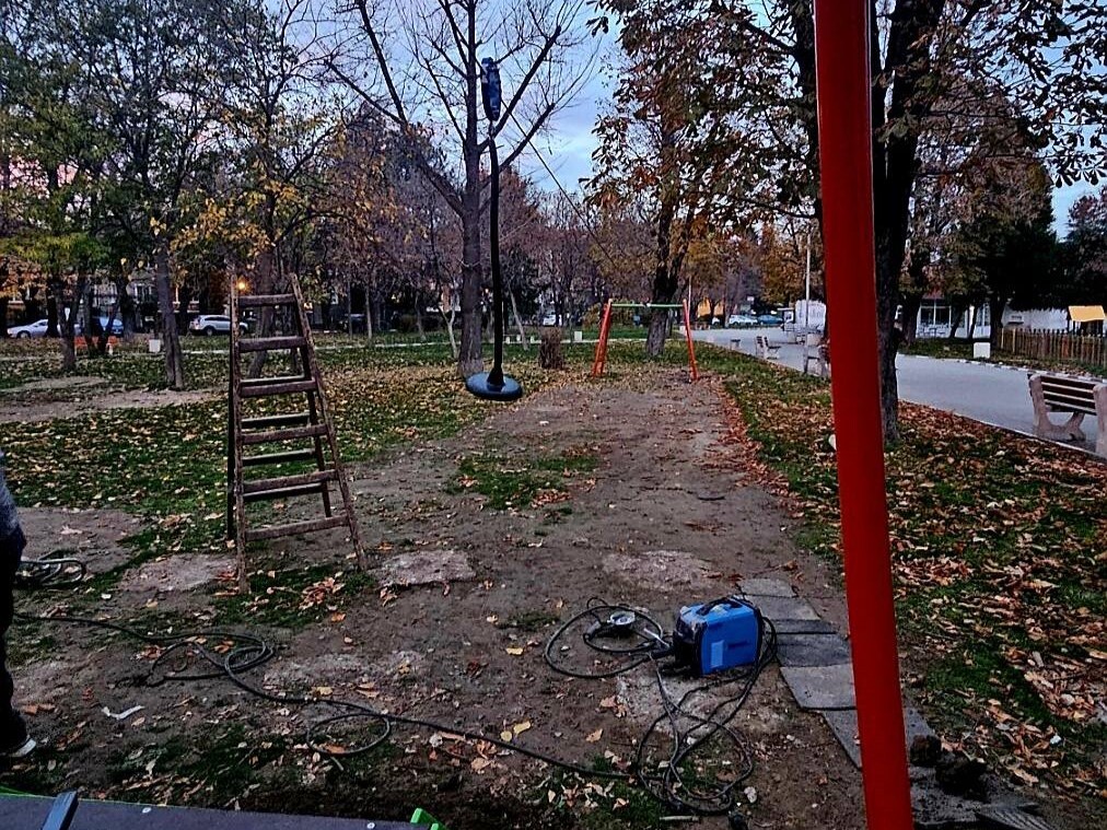 Започна изграждането на въжено съоръжение в Градския парк, от община Асеновград с апел към жителите