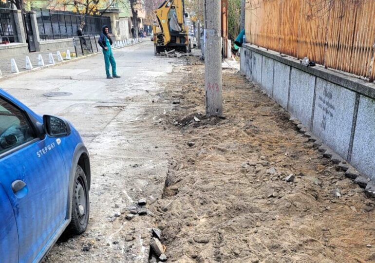 Ремонтират улица в Асеновград