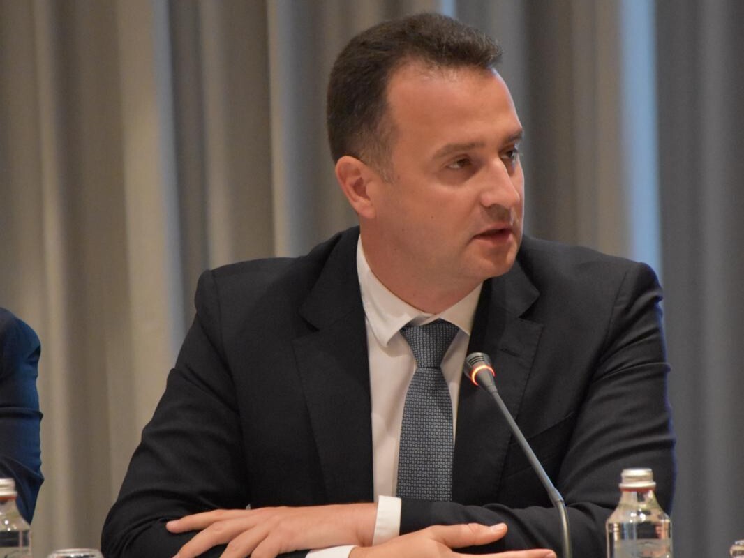 Енергийният министър: Възможно е държавата да изкупи рафинерията на „Лукойл“ в Бургас