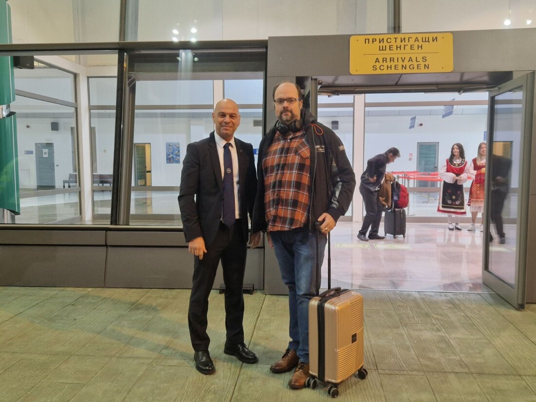 Кметът Костадин Димитров посрещна първия полет от Братислава (СНИМКИ) 2 Кметът Костадин Димитров посрещна първия полет от Братислава (СНИМКИ)