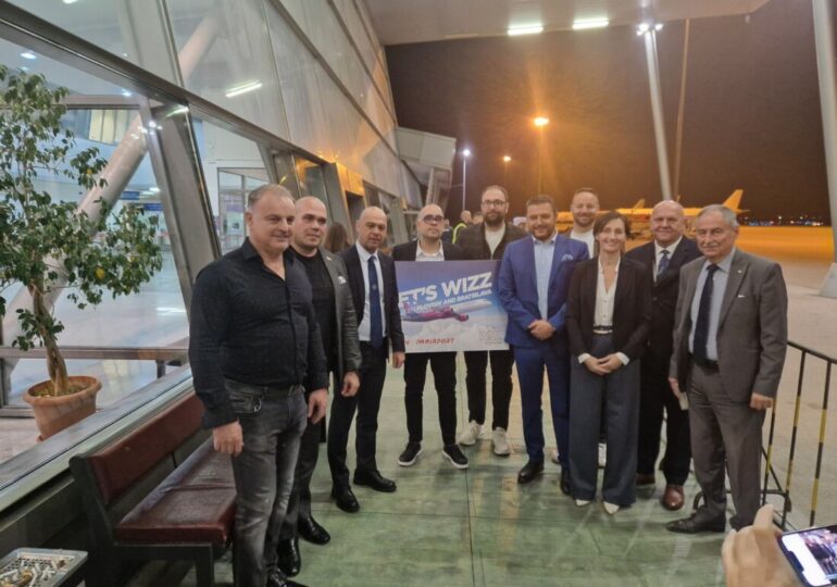 Кметът Костадин Димитров посрещна първия полет от Братислава (СНИМКИ)