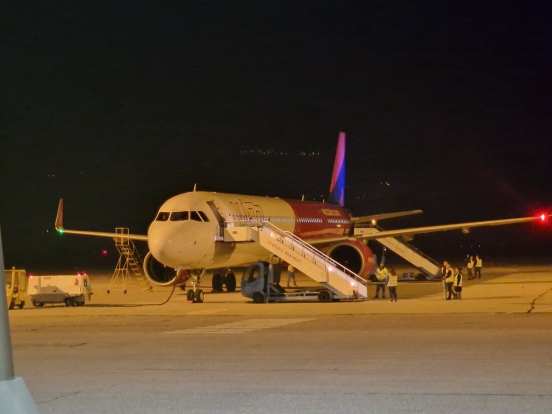 Кметът Костадин Димитров посрещна първия полет от Братислава (СНИМКИ) 1 Кметът Костадин Димитров посрещна първия полет от Братислава (СНИМКИ)