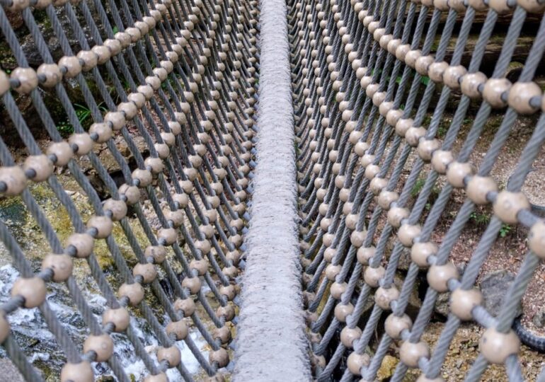 "Небесна стълба": Китай откри уникална атракция за смелчаци (ВИДЕО)