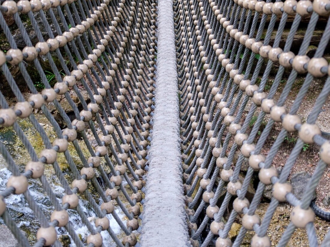 „Небесна стълба“: Китай откри уникална атракция за смелчаци (ВИДЕО)