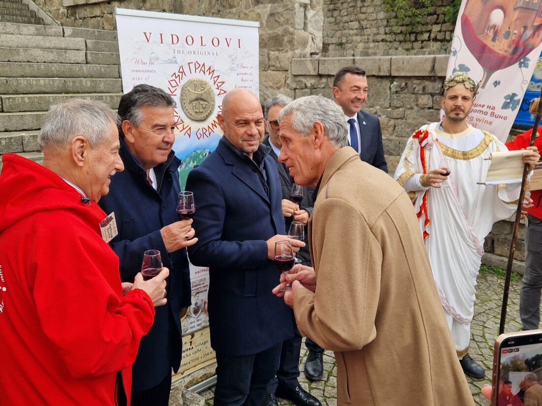 Започна 17-ото „Дефиле на младото вино“ в Пловдив (СНИМКИ)