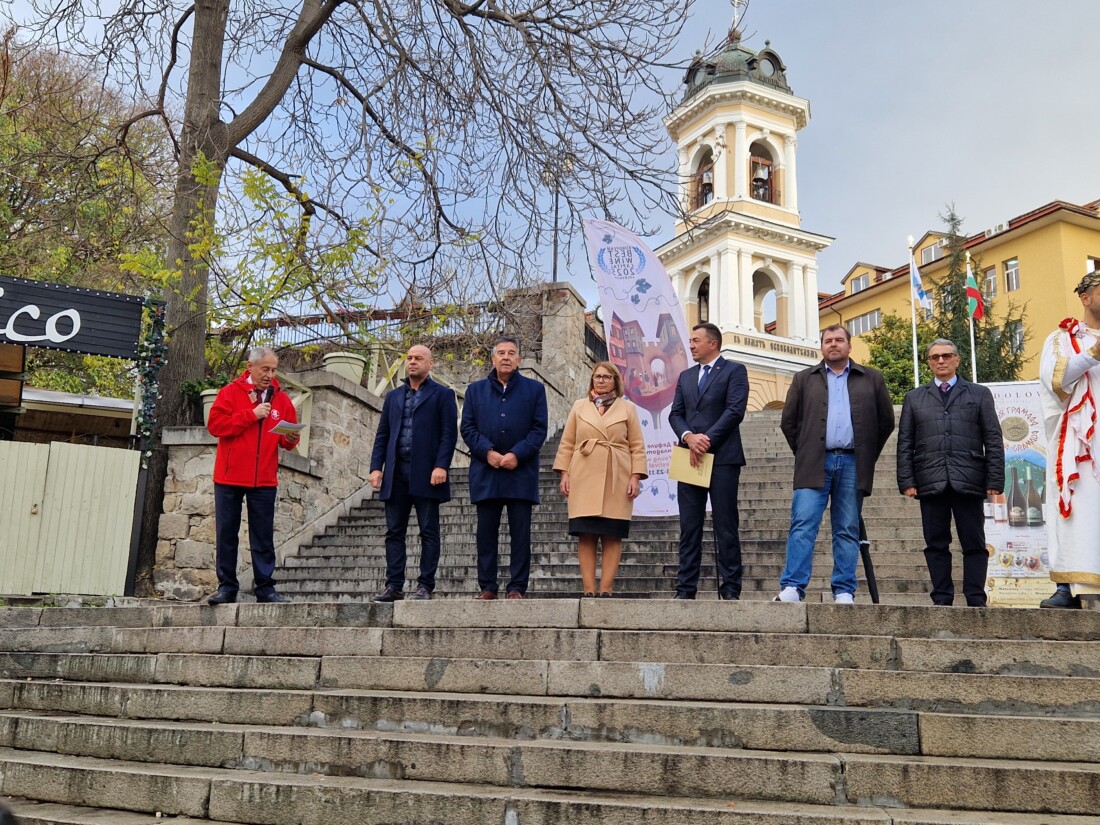 Започна 17-ото „Дефиле на младото вино“ в Пловдив (СНИМКИ)