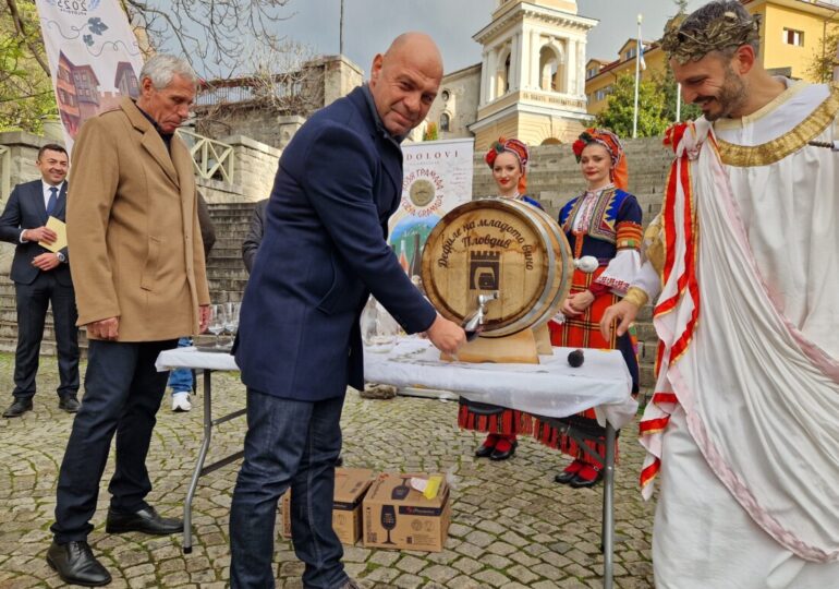 Започна 17-ото „Дефиле на младото вино“ в Пловдив (СНИМКИ)