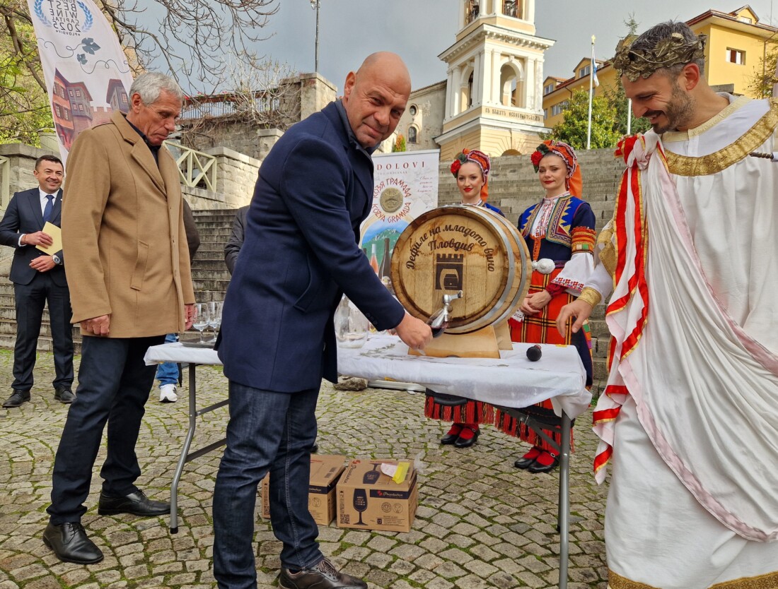 Започна 17-ото „Дефиле на младото вино“ в Пловдив (СНИМКИ)