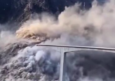 Само месеци след откриването му: Мост се срути в Китай (ВИДЕО)