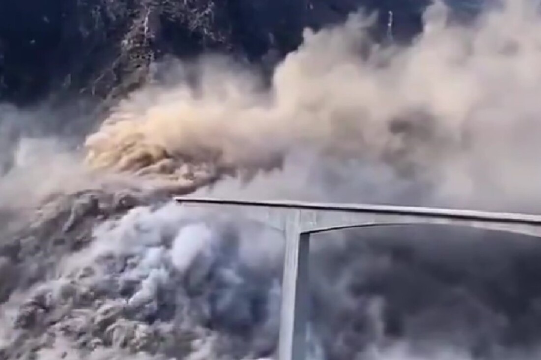 Само месеци след откриването му: Мост се срути в Китай (ВИДЕО)