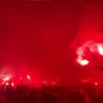 В памет на загинал фен: Ултраси на Аякс буквално запалиха стадиона с пирошоу, прекратиха мача с Грьонинген (ВИДЕО)