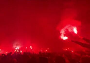 В памет на загинал фен: Ултраси на Аякс буквално запалиха стадиона с пирошоу, прекратиха мача с Грьонинген (ВИДЕО)