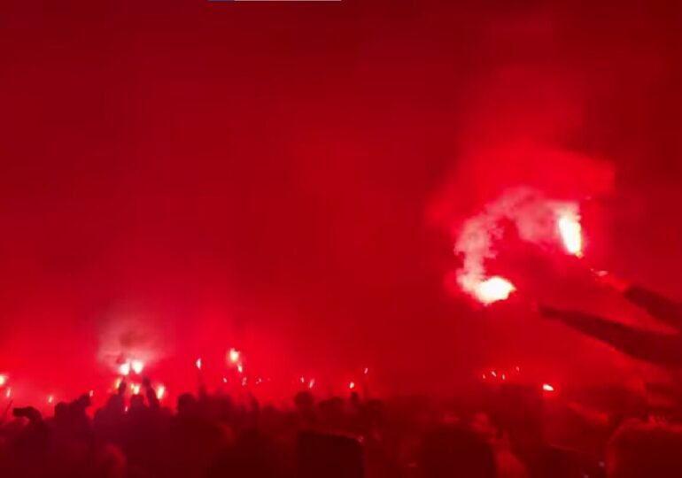 В памет на загинал фен: Ултраси на Аякс буквално запалиха стадиона с пирошоу, прекратиха мача с Грьонинген (ВИДЕО)