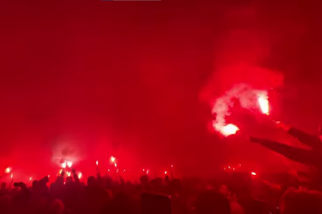 В памет на загинал фен: Ултраси на Аякс буквално запалиха стадиона с пирошоу, прекратиха мача с Грьонинген (ВИДЕО)