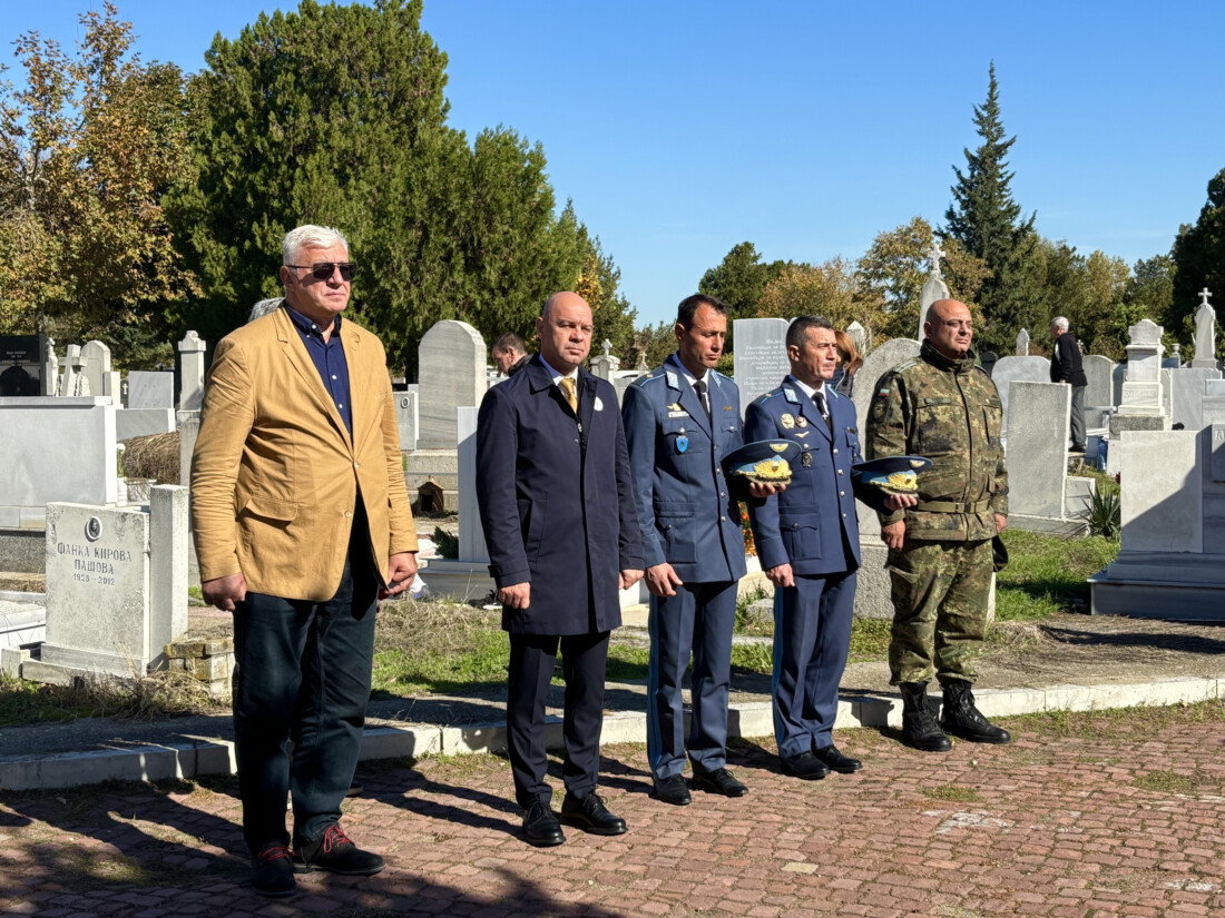 На Архангелова Задушница Пловдив почете паметта на опълченците и жертвите на Априлското въстание (СНИМКИ) 1 На Архангелова Задушница Пловдив почете паметта на опълченците и жертвите на Априлското въстание (СНИМКИ)