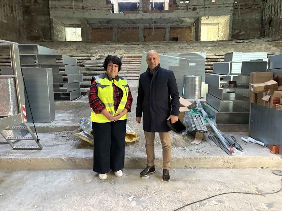 С интензивни темпове върви реконструкцията на кино „Космос“ (СНИМКИ)