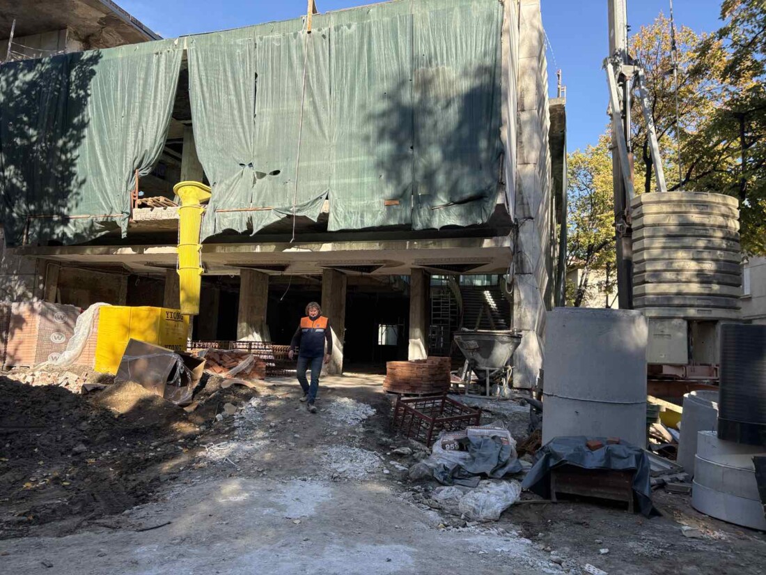 С интензивни темпове върви реконструкцията на кино „Космос“ (СНИМКИ)