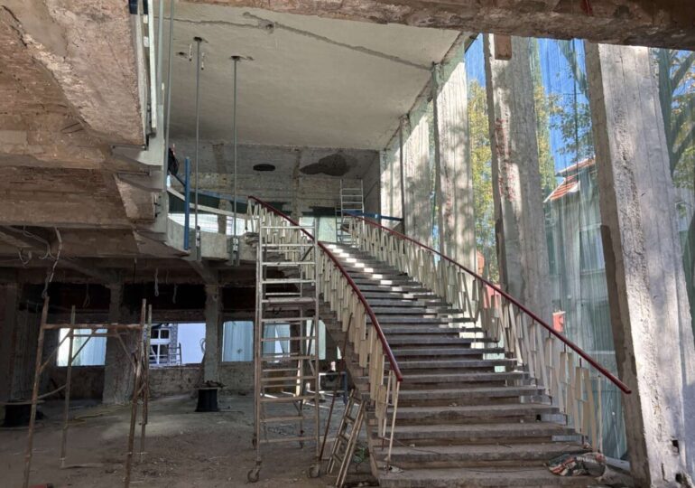 С интензивни темпове върви реконструкцията на кино „Космос“ (СНИМКИ)