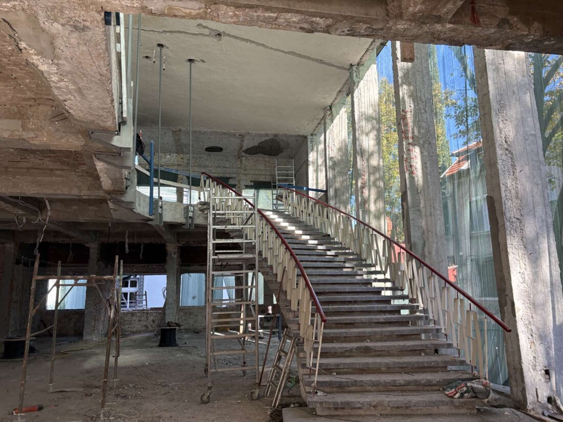 С интензивни темпове върви реконструкцията на кино „Космос“ (СНИМКИ)