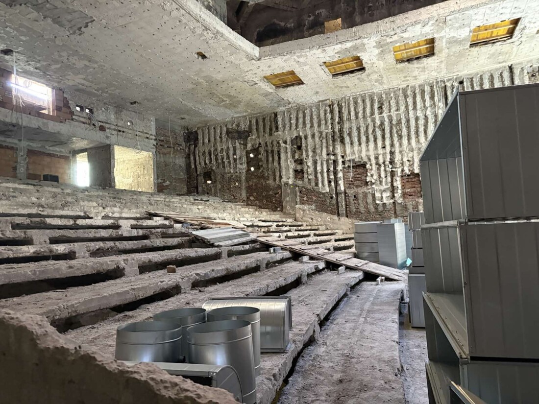 С интензивни темпове върви реконструкцията на кино „Космос“ (СНИМКИ)