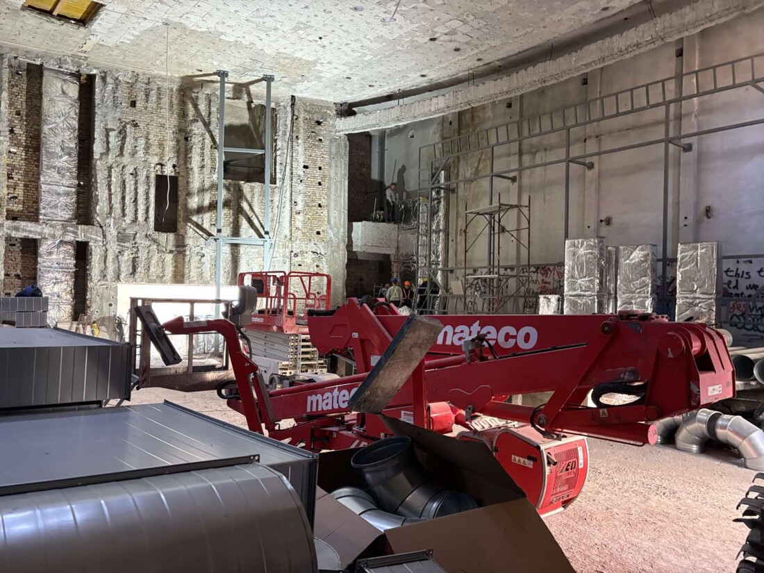 С интензивни темпове върви реконструкцията на кино „Космос“ (СНИМКИ)