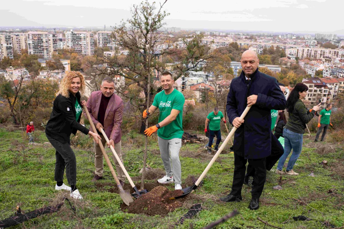 Доброволци от Кока-Кола ХБК залесиха опожарената част от Младежкия хълм в Пловдив (СНИМКИ)