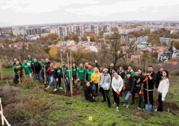 Доброволци от Кока-Кола ХБК залесиха опожарената част от Младежкия хълм в Пловдив (СНИМКИ)