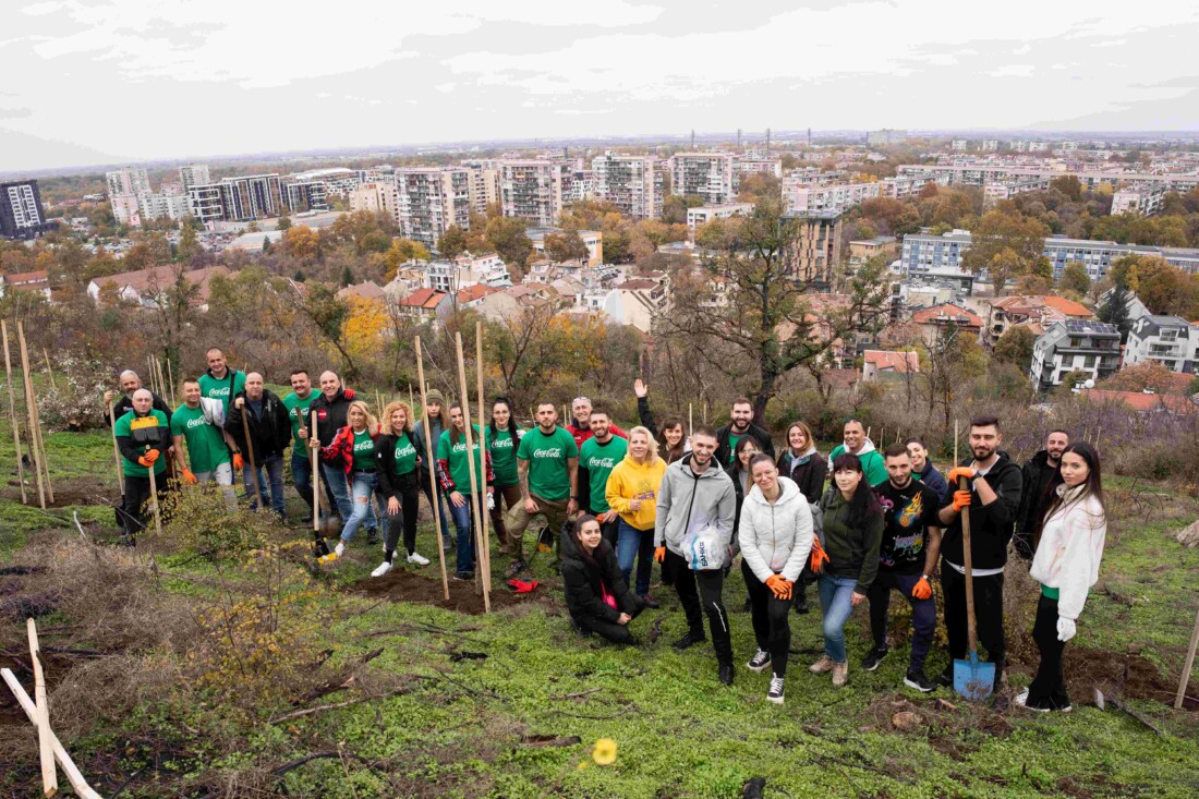 Доброволци от Кока-Кола ХБК залесиха опожарената част от Младежкия хълм в Пловдив (СНИМКИ)