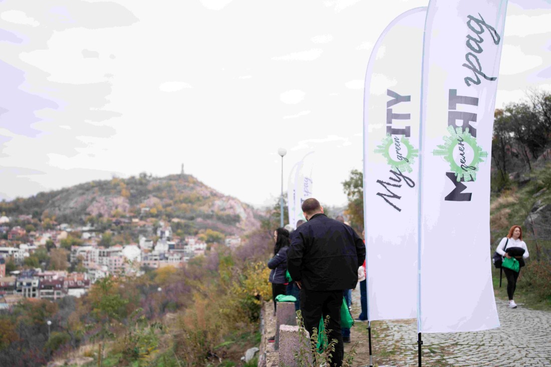 Доброволци от Кока-Кола ХБК залесиха опожарената част от Младежкия хълм в Пловдив (СНИМКИ)