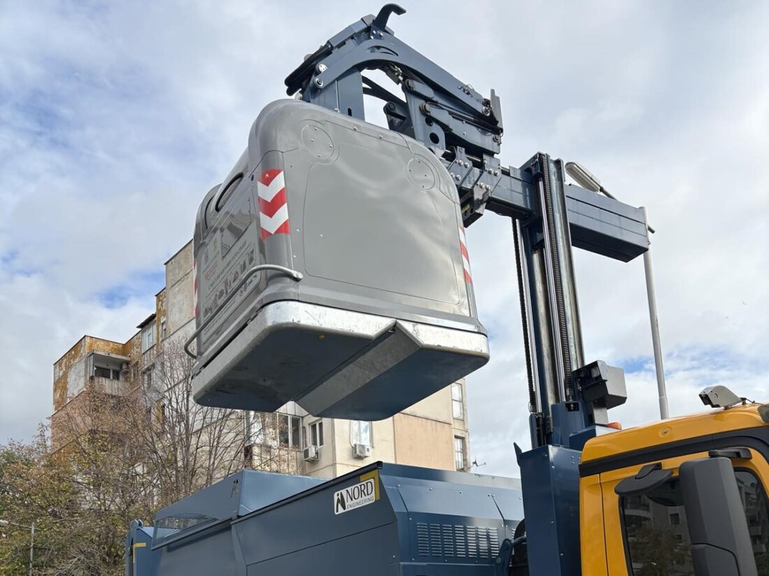 Започна поставянето на нови контейнери за смет в пловдивския район „Тракия“ (СНИМКИ)