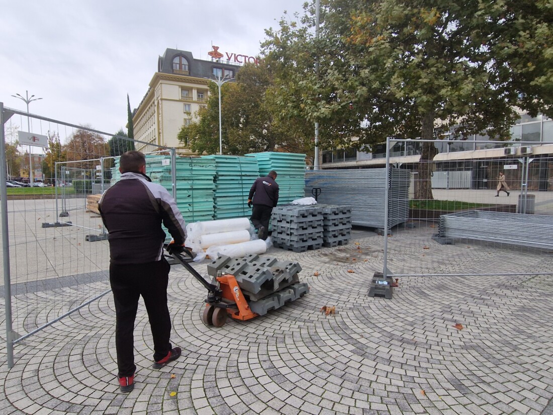 Още по-голяма ледена пързалка ще има тази година в Пловдив (СНИМКИ)